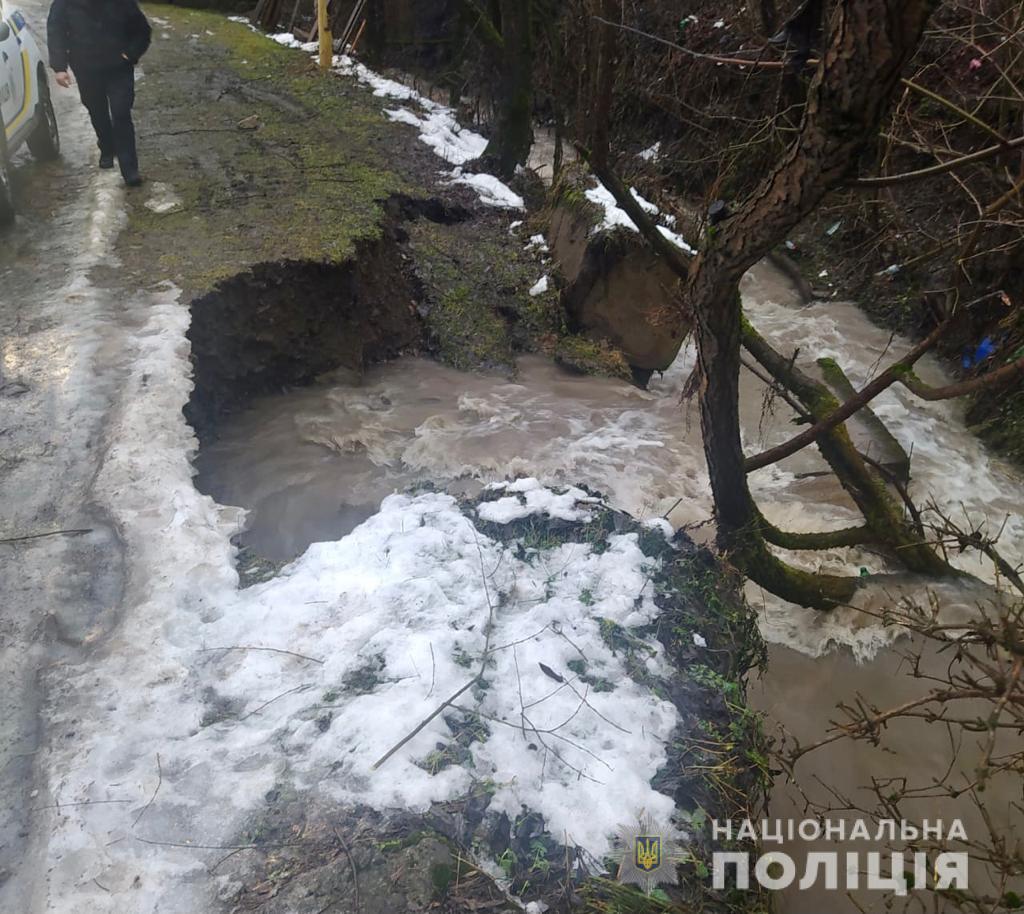 На Закарпатті підтопило дороги і будинки На Закарпатті підтопило дороги і будинки
