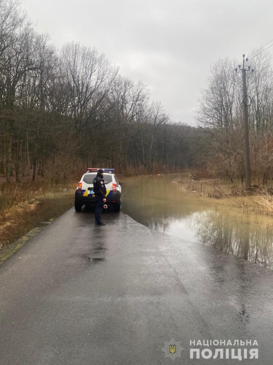 На Закарпатті підтопило дороги і будинки На Закарпатті підтопило дороги і будинки