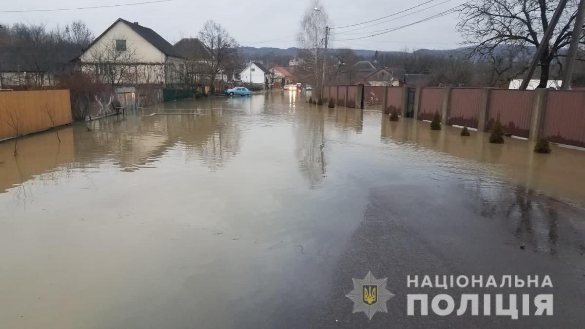 На Закарпатті підтопило дороги і будинки На Закарпатті підтопило дороги і будинки