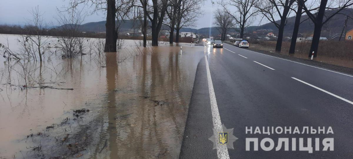 На Закарпатті підтопило дороги і будинки На Закарпатті підтопило дороги і будинки