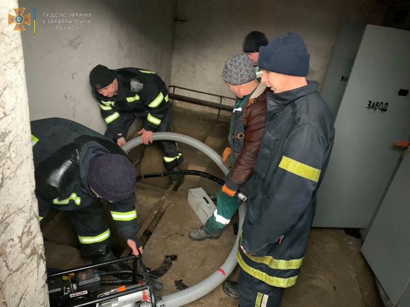 Рятувальники відкачують воду з підвалів і домогосподарств Рятувальники відкачують воду з підвалів і домогосподарств