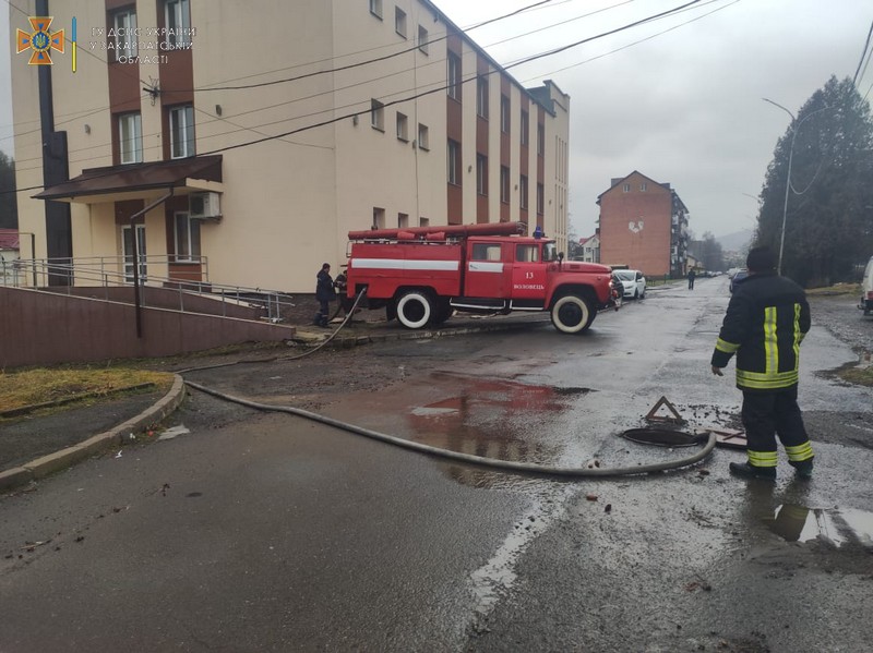 Рятувальники відкачують воду з підвалів і домогосподарств Рятувальники відкачують воду з підвалів і домогосподарств