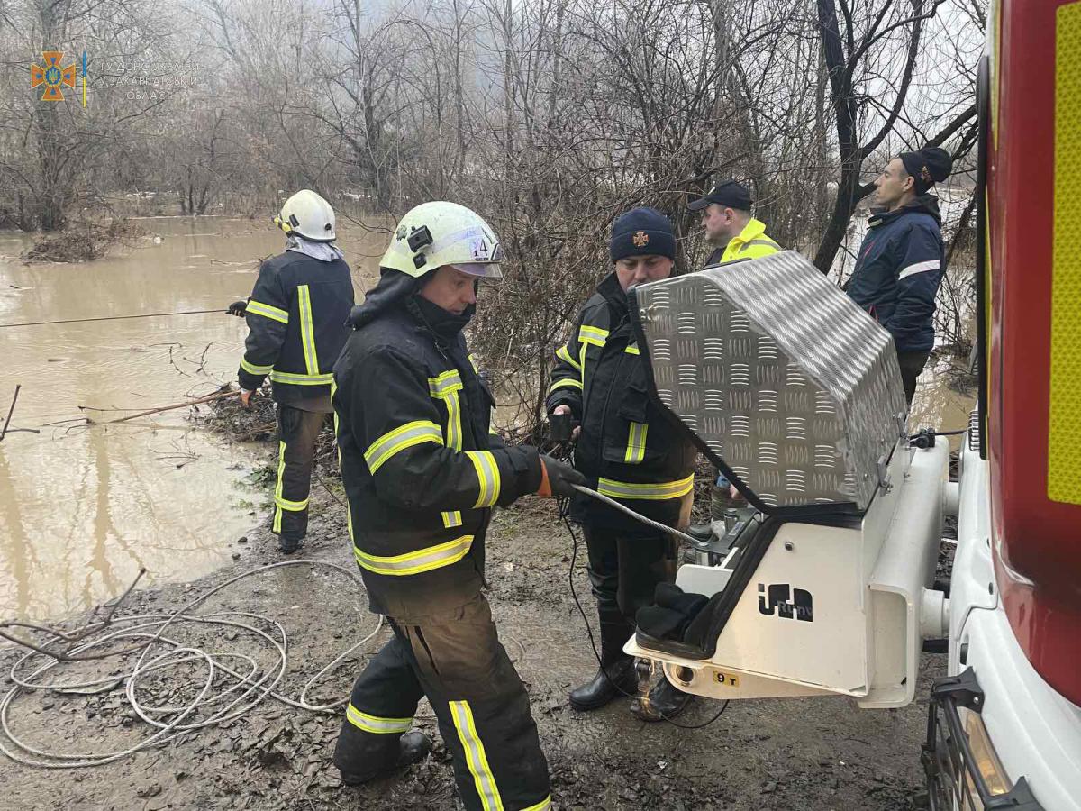 У Хусті на Закарпатті авто з водієм змило у річку У Хусті на Закарпатті авто з водієм змило у річку