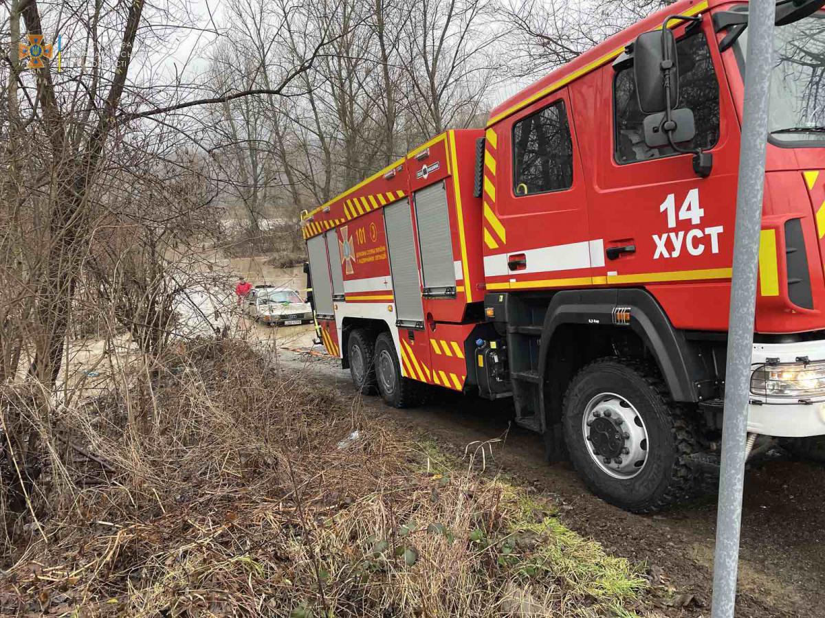 У Хусті на Закарпатті авто з водієм змило у річку У Хусті на Закарпатті авто з водієм змило у річку