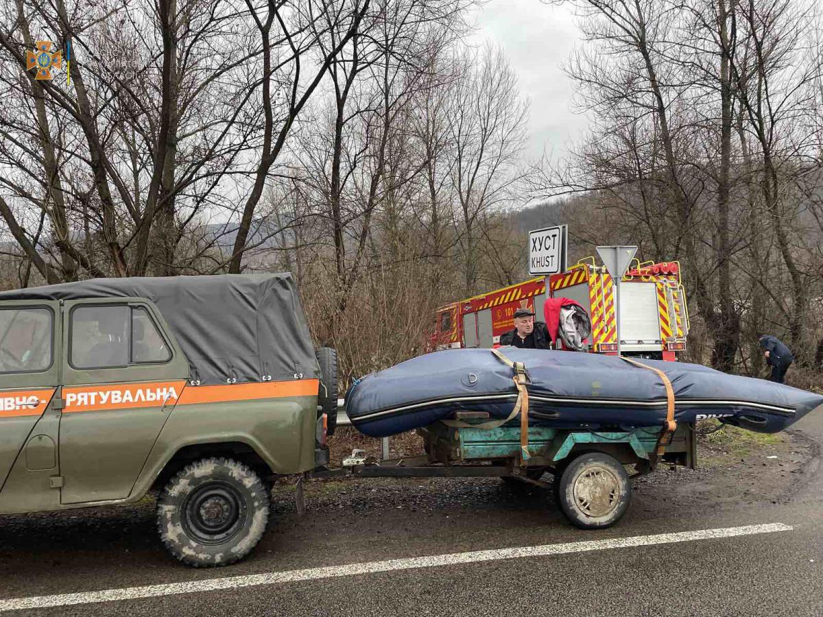 У Хусті на Закарпатті авто з водієм змило у річку У Хусті на Закарпатті авто з водієм змило у річку