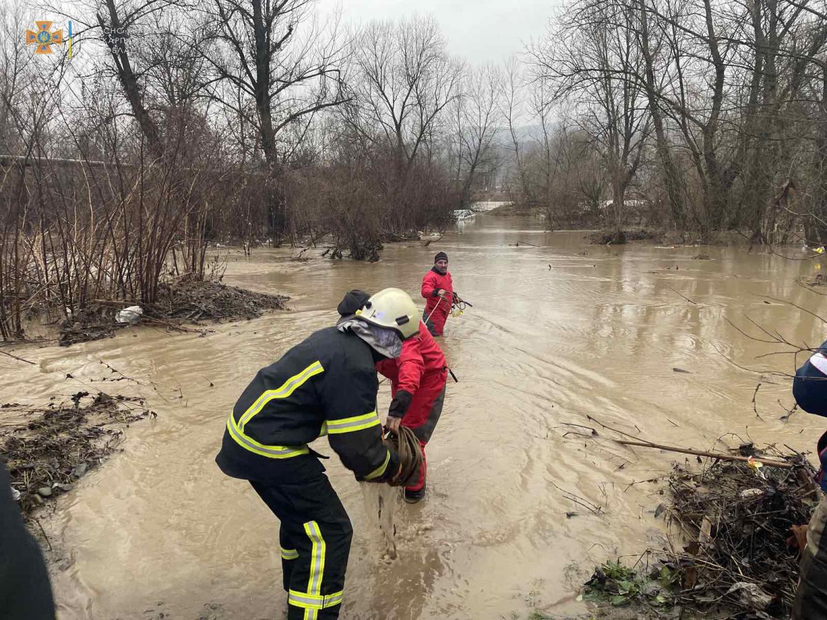 У Хусті на Закарпатті авто з водієм змило у річку У Хусті на Закарпатті авто з водієм змило у річку