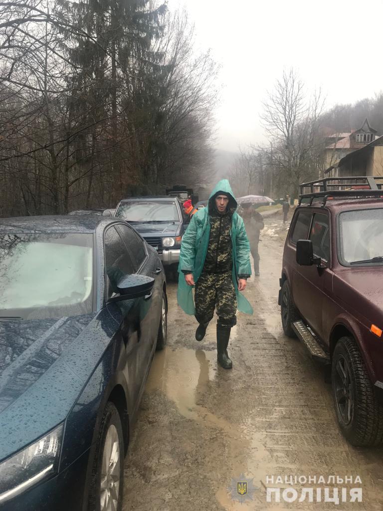 На Закарпатті підлітка змило в річку
