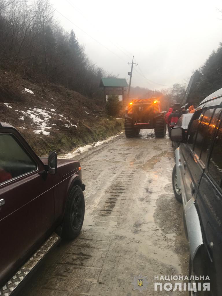 На Закарпатті підлітка змило в річку
