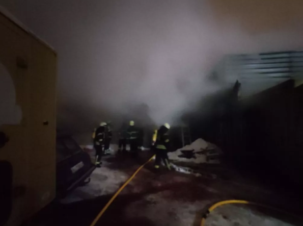 У Києві горить Виноградар: під загрозою кондитерський цех