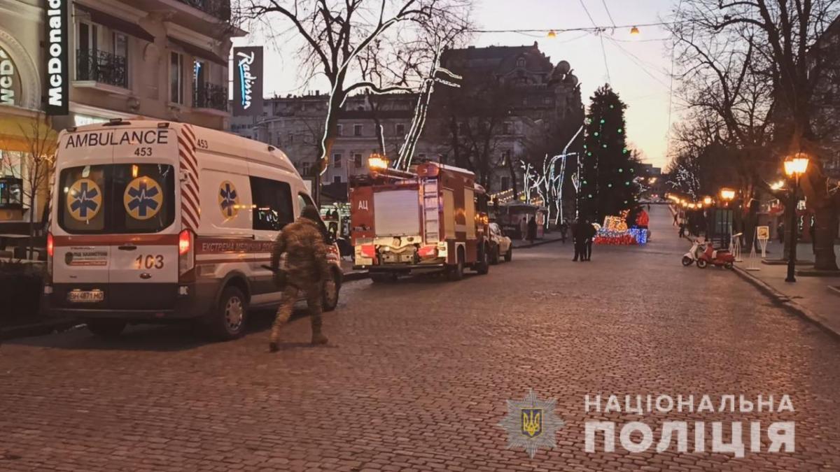 Навіть ялинка: через 'мінування' 600 об’єктів в Україні довелося евакуювати тисячі людей Навіть ялинка: через 'мінування' 600 об’єктів в Україні довелося евакуювати тисячі людей