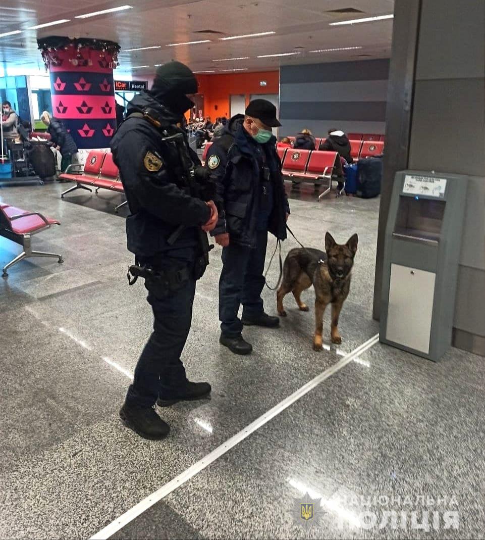 Даже елка: из-за 'минирования' 600 объектов в Украине пришлось эвакуировать тысячи людей Даже елка: из-за 'минирования' 600 объектов в Украине пришлось эвакуировать тысячи людей