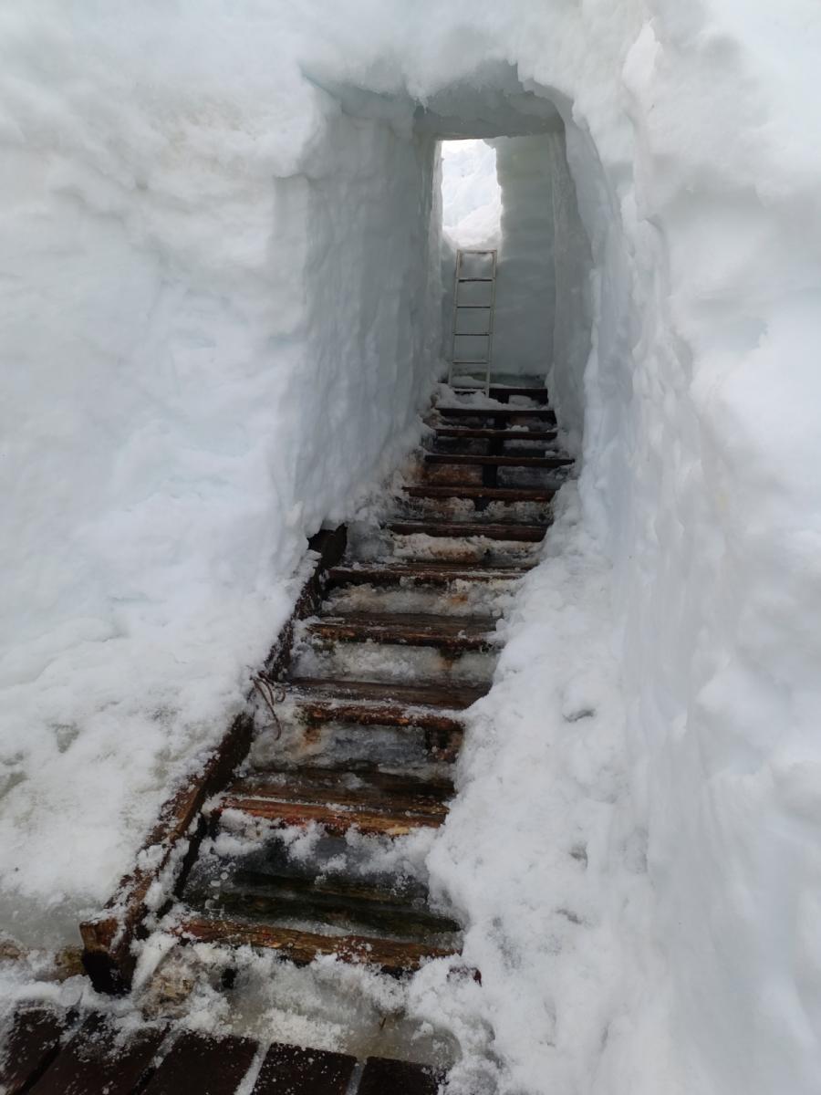 Станцию Академик Вернадский засыпало трехметровым слоем снега