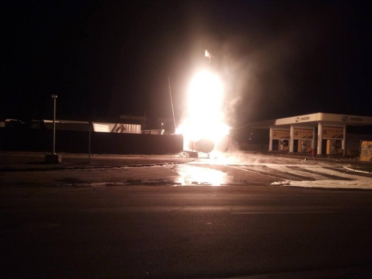 В Кременчуге микроавтобус влетел в АЗС, вспыхнул пожар