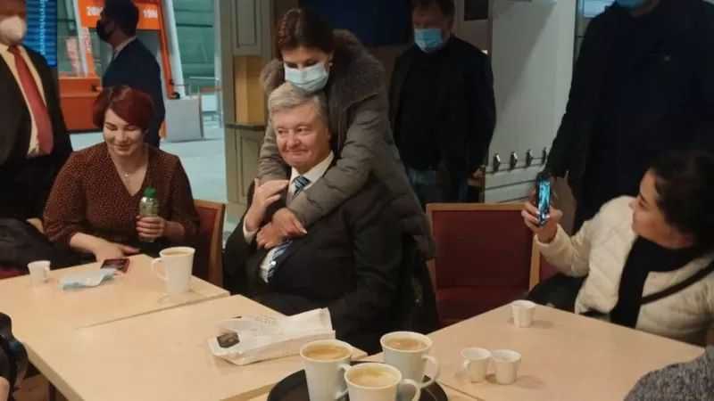 С самолета в суд: в чем обвиняется Порошенко, и почему его шоу-приезд не сулит ничего хорошего Украине