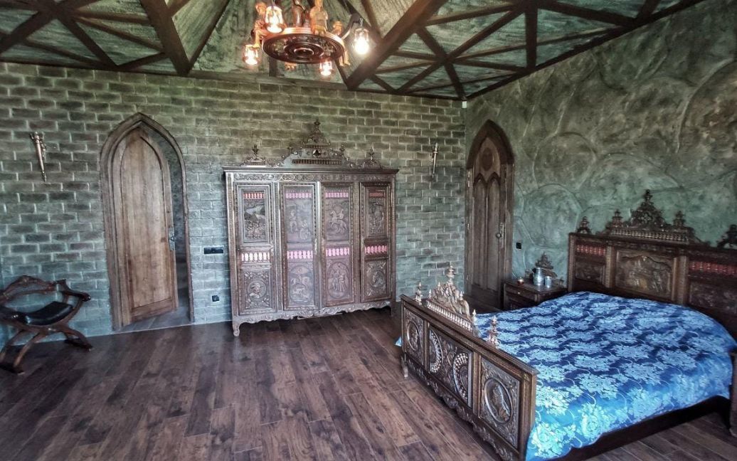 Під Києвом продають замок в готичному стилі: йому ніколи не буде потрібен ремонт - фото