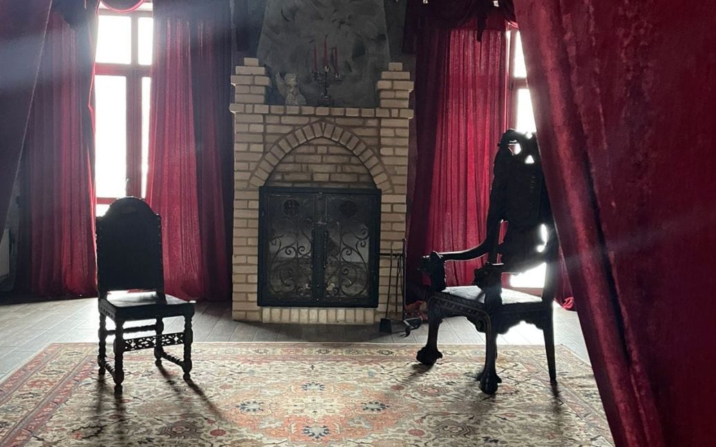 Під Києвом продають замок в готичному стилі: йому ніколи не буде потрібен ремонт - фото