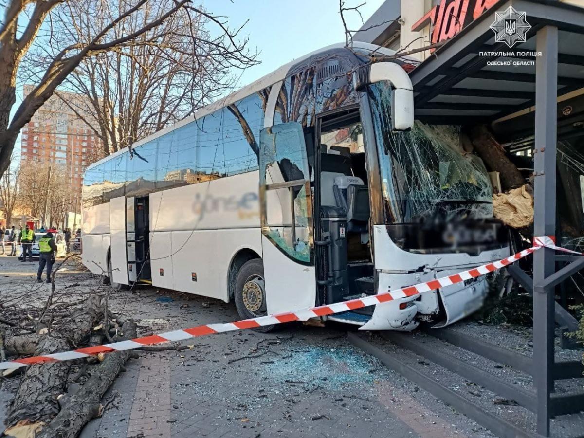 В Одессе автобус с пассажирами влетел в четыре авто и магазин: водитель погиб
