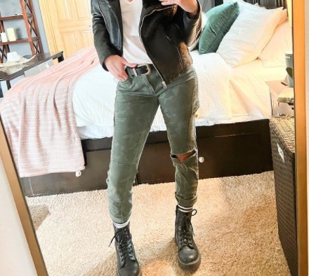 В моду на 2022 год вернулись грандиозные женские брюки в стиле непредсказуемых 90-х В моду на 2022 год вернулись грандиозные женские брюки в стиле непредсказуемых 90-х