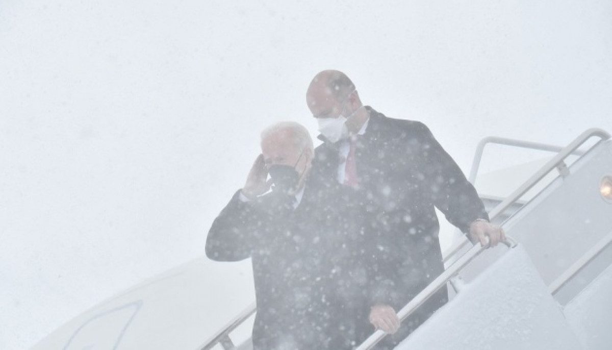Президент США Джо Байден долго не мог покинуть самолет: что произошло