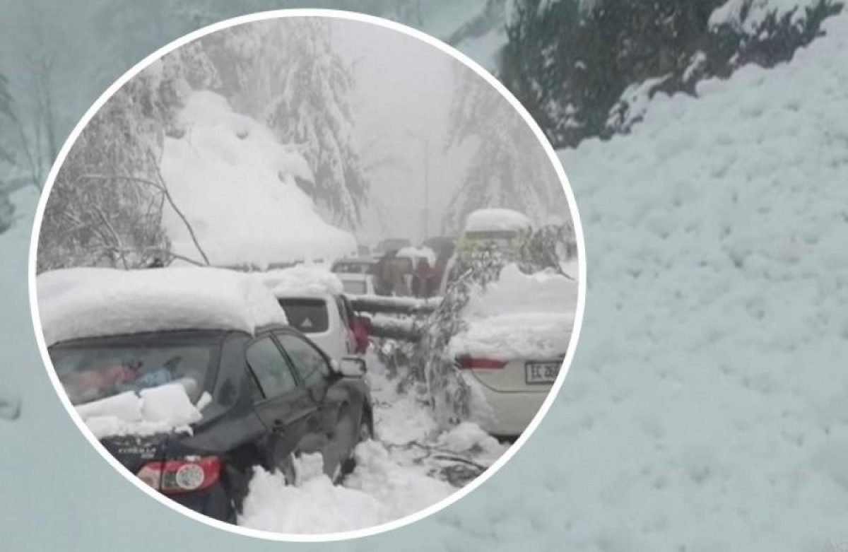 «Любовались снегопадом»: в Пакистане на трассе погибли 22 туриста, тысяча авто застряли в снегу