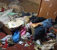 Залишила дитину в горах сміття: у Запоріжжі померло немовля, якого мати кинула в гостях