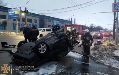 В Днепре во время ДТП перевернулось на крышу авто с годовалым малышом В Днепре во время ДТП перевернулось на крышу авто с годовалым малышом