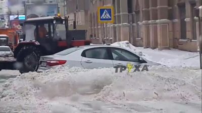 У Харкові комунальники 'закопали' у сніг неправильно припарковане авто У Харкові комунальники 'закопали' у сніг неправильно припарковане авто