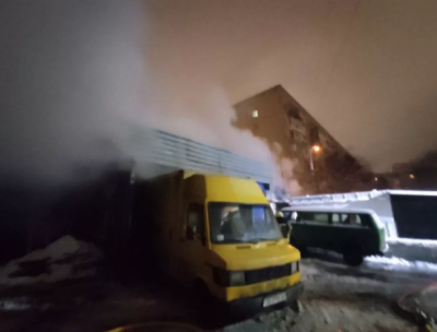 У Києві горить Виноградар: під загрозою кондитерський цех