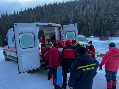 Послизнулась, летіла 200 м між деревами і билася головою - деталі трагедії в Карпатах