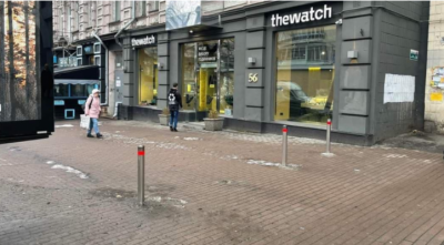 Мережу здивувало відео, як київський комунальник "боровся" з тротуарним стовпчиком