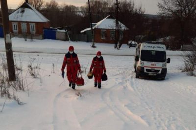 Километр шагали по сугробам: на Харьковщине медики героически спасли пациента