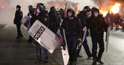 Пожары, взрывы гранат и штурм мэрии: в Казахстане - горячие столкновения между протестующими и силовиками