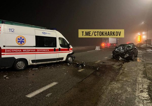 На Харківщині легковик врізався у швидку – одна людина загинула
