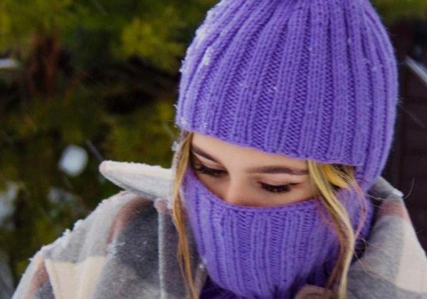 У моду на зиму 2022 увійшли трохи дивні, але дуже теплі жіночі шапки, які схвилюють усіх