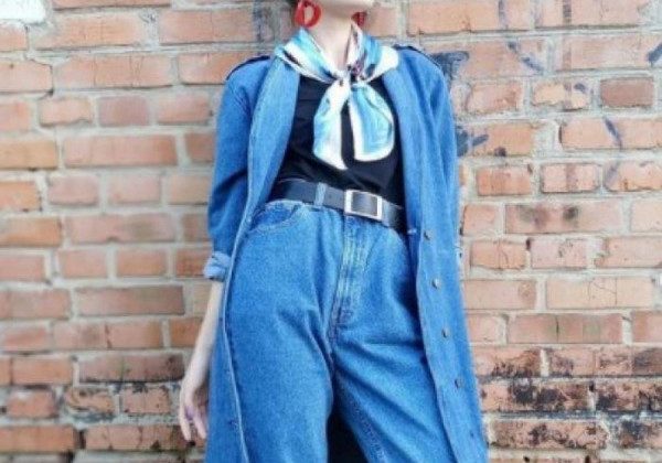 У моду на 2022 рік входять чудові жіночі джинсові костюми, в яких життя стане яскравішим