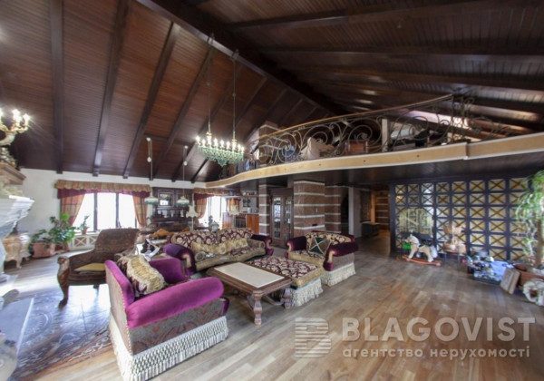 У центрі Києва продають квартиру-палаццо за 1 млн доларів - у мережі її розкритикували