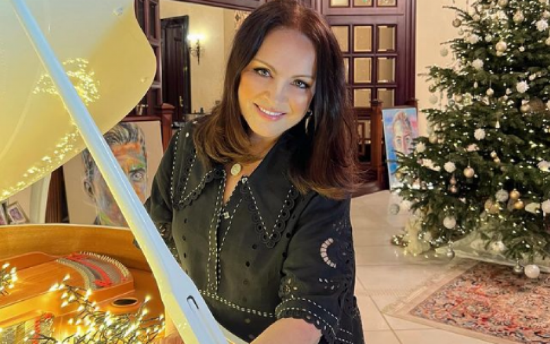 София Ротару показала семью в полном составе - "засветилась" даже избранница красавца-внука