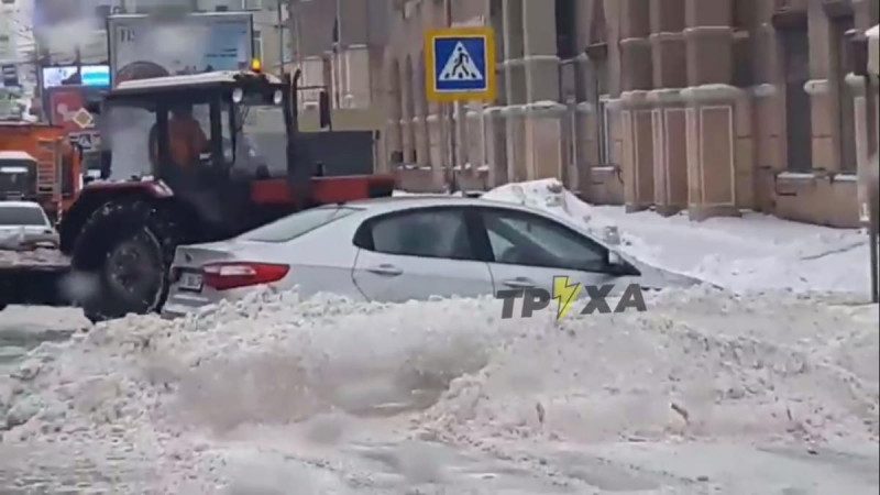 В Харькове коммунальщики "закопали" в снег неправильно припаркованное авто