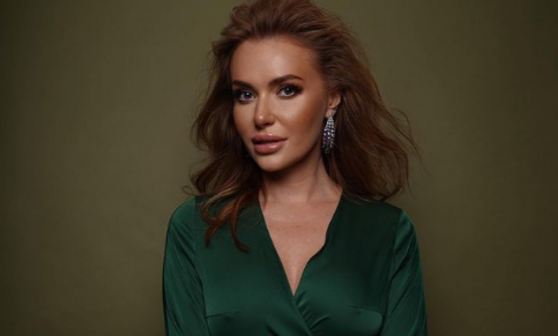 Слава Каминская похвасталась идеальными ногами и осиной талией в купальнике