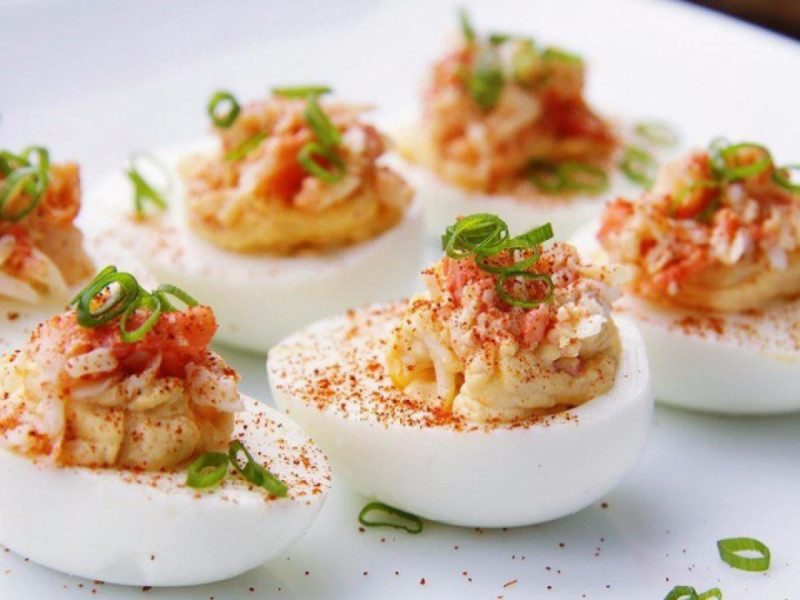 Самая вкусная закуска на Рождество Христово с рыбной начинкой: готовить всего 7 минут