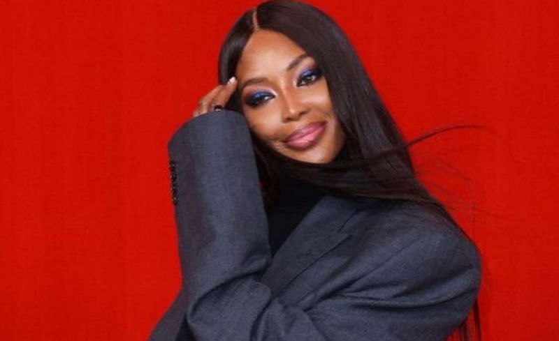 "Черная пантера" Наоми Кэмпбелл встала на голову, раздвинув стройные ноги