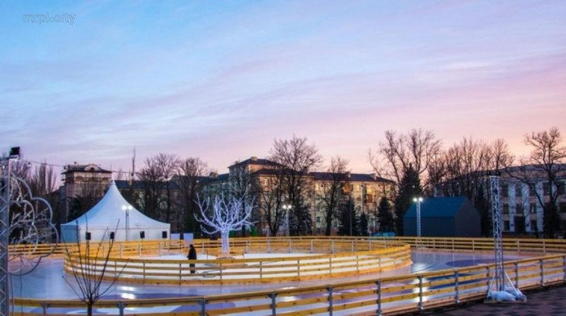 Дрібне хуліганство по-великому: у Маріуполі чоловік напаскудив на ковзанку