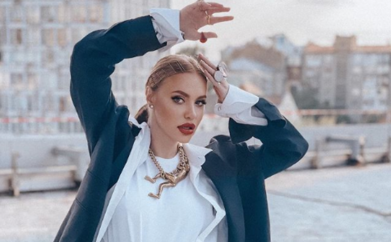 Слава Каминская в свадебном платье заинтриговала фанатов