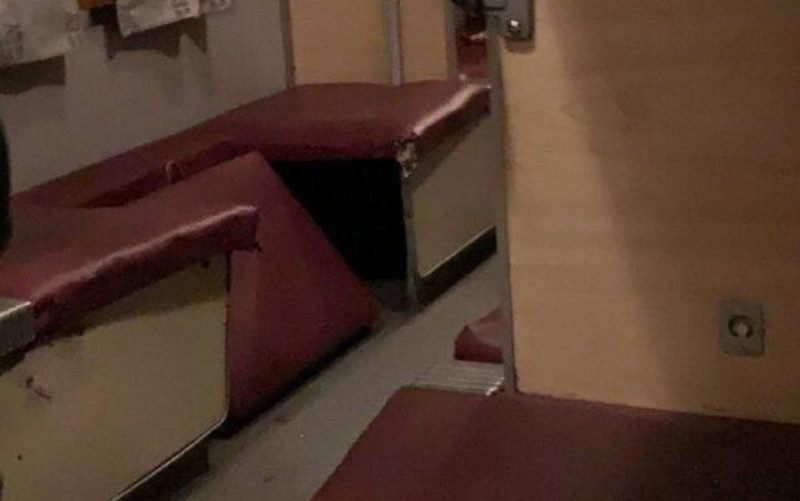 Полки падают на головы: украинцы показали "новый сервис" от Укрзализныци