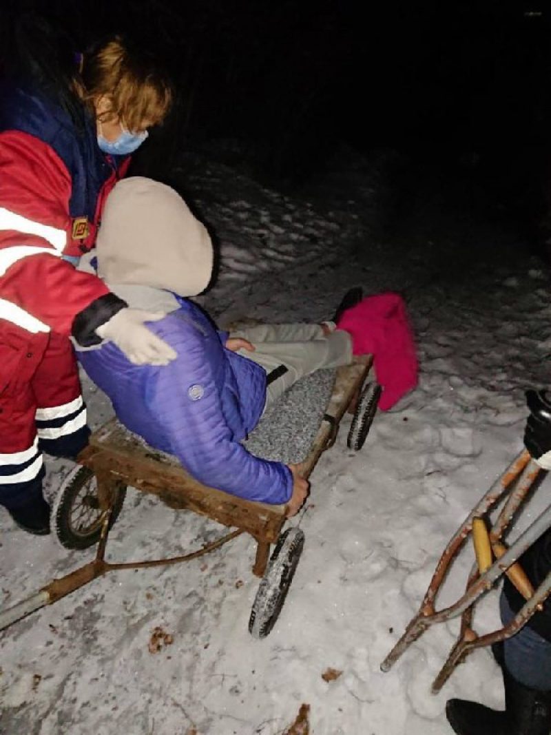 В Харьковской области скорая подвозила пациента к служебной машине на  тележке - Главред