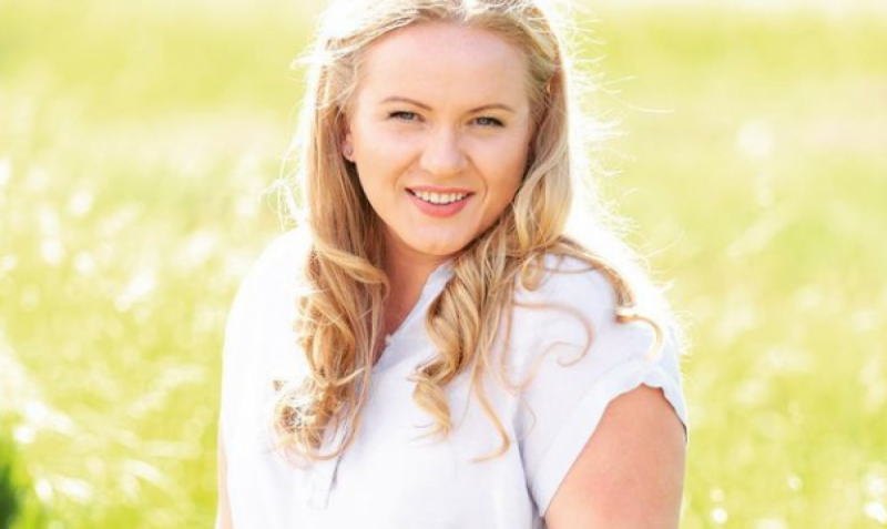 Олеся Жураківська в образі Мерилін Монро показала фантастичний бюст в бездонному декольте