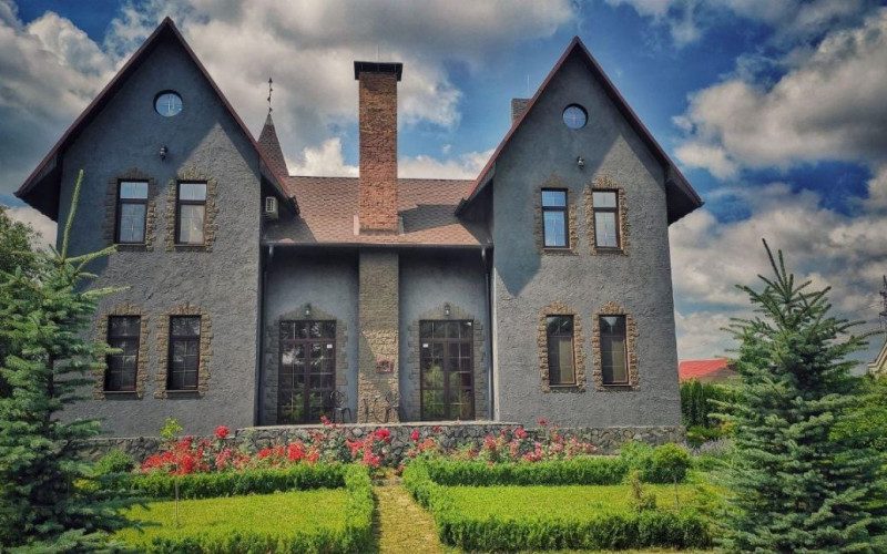 Під Києвом продають замок в готичному стилі: йому ніколи не буде потрібен ремонт - фото