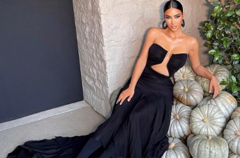 Кім Кардашьян показала свою неосяжну "корму" в крихітному бікіні