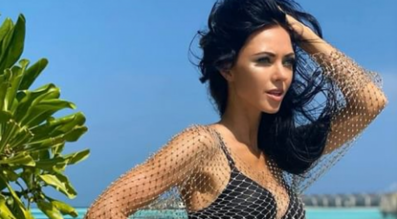 До Вікторії Смеюхи прилетів лелека: співачка заінтригувала підписників новим напівоголеним фото