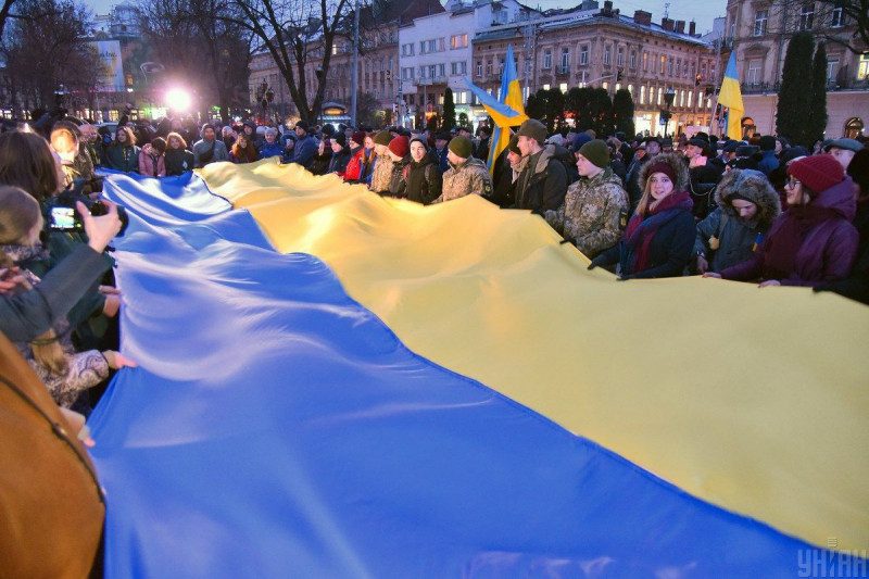 Сердце Киева и два берега Днепра объединили мощными флешмобами с гигантским флагом